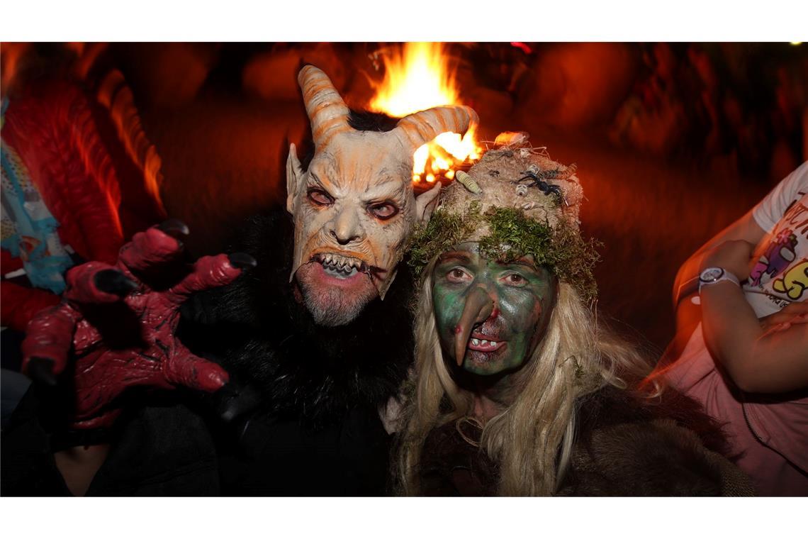Bilder des Tages Hexennacht im Harz - Besucher feiern auf dem Hexentanzplatz in Thale Walpurgis.