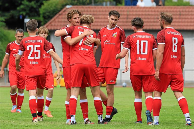Hier bejubeln Spiegelbergs Fußballer ein Tor in der Relegation, später feiern sie abseits des Rasens den Aufstieg. Foto: Alexander Becher