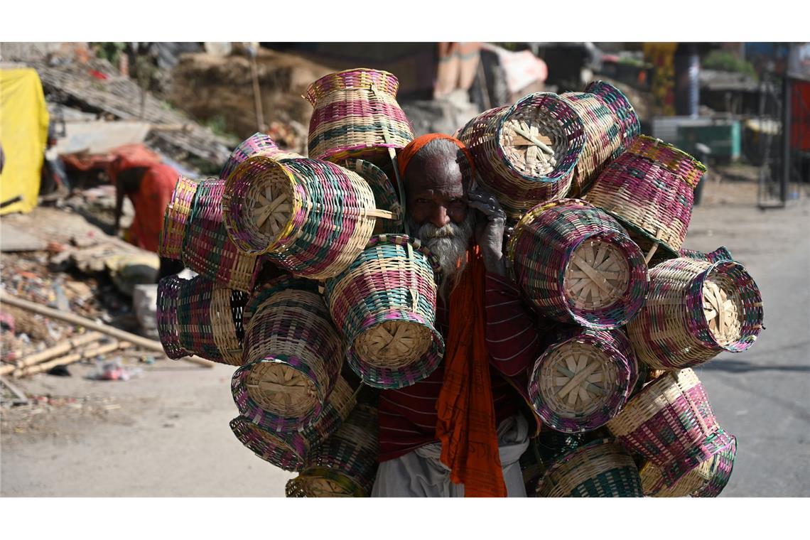 Bilder des Tages Hier bekommst Du einen Korb: Ein Mann verkauft Bambuskörbe in Prayagraj in Indien.