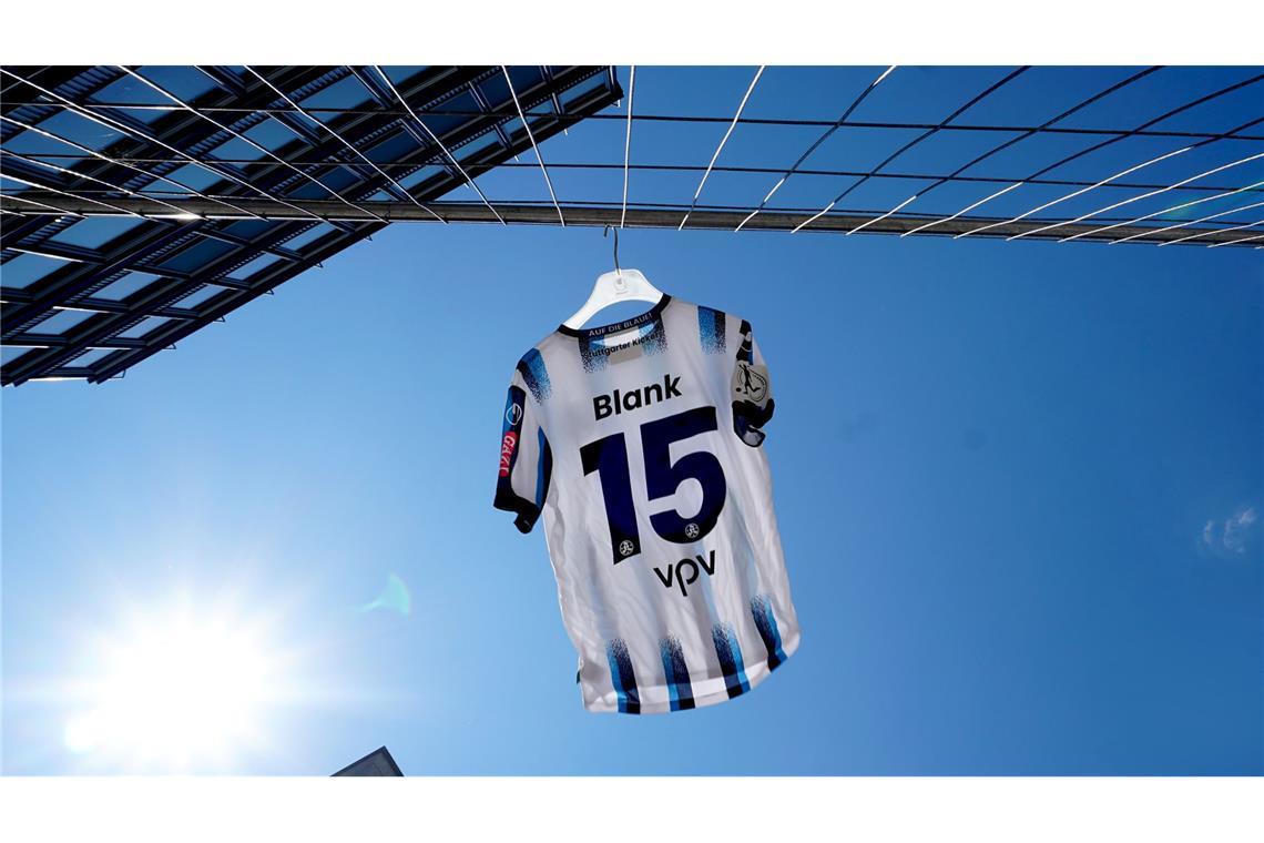 Wie einst in den 1990-ern – so sieht das neue Heimtrikot der Kickers aus Hier ein Beispiel mit Nummer und Namen.