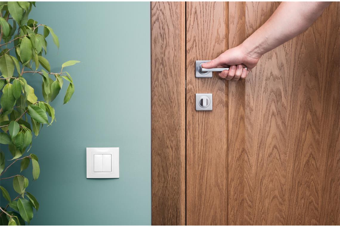 Hier erfahren Sie 4 wirksame Methoden, um Türen leise zu schließen. Von Dichtungsbändern über Türdämpfer bis hin zu Flüsterschlössern. Praktische Lösungen für mehr Ruhe im Alltag.