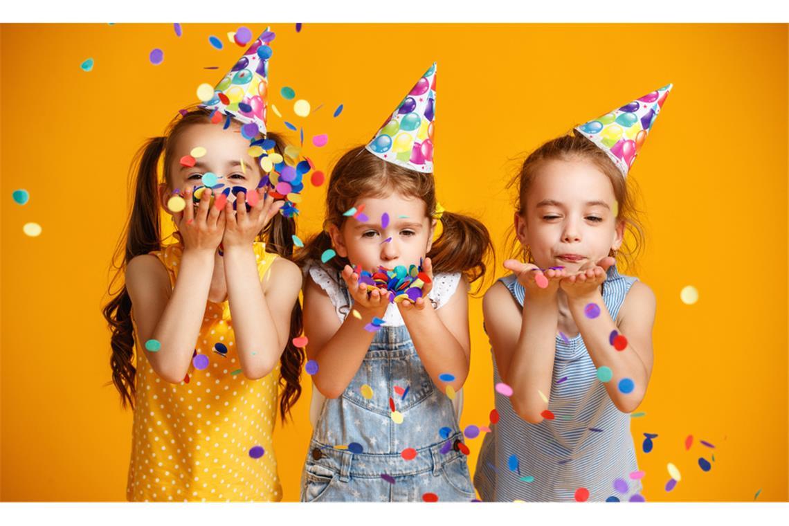 Kindergeburtstag – 27 Ideen für drinnen und draußen Hier erfahren Sie die besten Ideen für einen Kindergeburtstag. Sowohl drinnen als auch draußen. 27 Ideen & Tipps für die Geburtstagsparty.