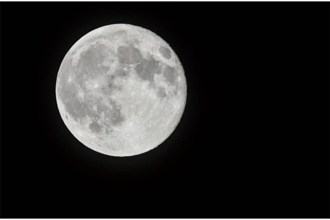 Hier erfahren Sie, wann genau Vollmond & Neumond im Dezember 2025 stattfinden.  Alles Wichtige zum Mondkalender 2025 zusammengefasst.