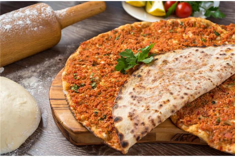 Hier erfahren Sie, was die Unterschiede zwischen Dürüm und Lahmacun sind. Die Döner-Varianten im Überblick.