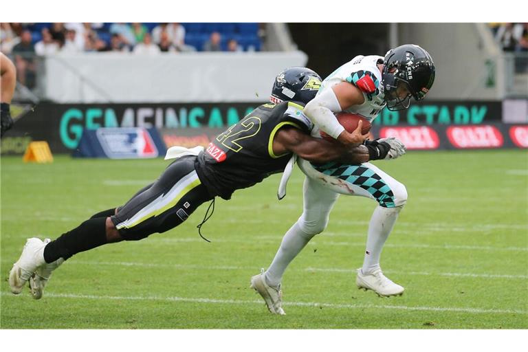 Hier geblieben: Simeon Okonta-Wariso (li.) von Stuttgart Surge greift beherzt nach Chad Jeffries von den Munich Ravens.
         
         Foto: Pressefoto Baumann