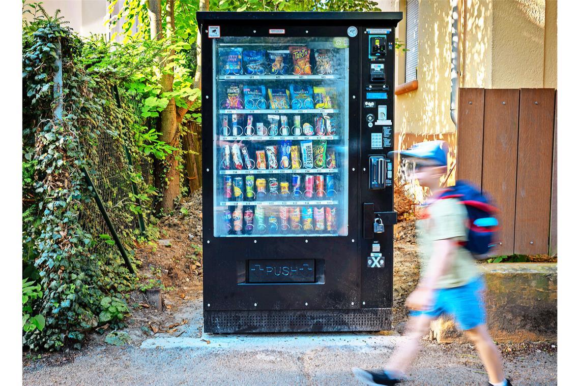 Hier gibt’s nicht nur harmlose Pausen-Snacks: der Verkaufsautomat beim Fanny-Leicht-Gymnasium