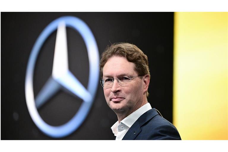 Hier glänzt der Stern noch neben Mercedes-Chef Ola Källenius. Mittlerweile ist er minimalistisch weiß.
