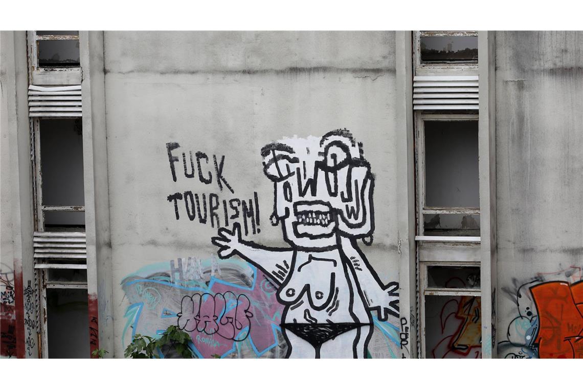 Morbide Lost Places in kroatischem Urlaubsort Hier hat einer eine klare Meinung zum Thema Tourismus: Unzählige Graffiti überziehen die verwitterten Betonfassaden.