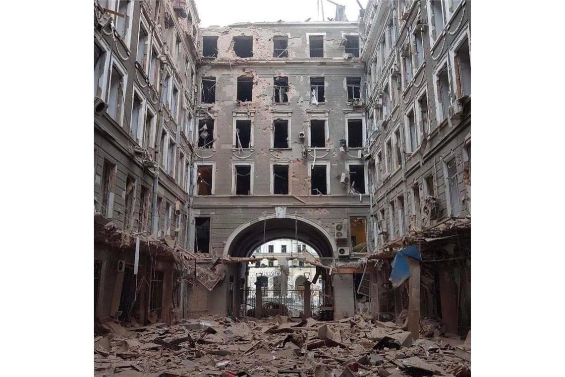 Aufgewacht in „schrecklichem Horror“ Hier hat Polina Butava bis vor Kurzem noch Deutschkurse besucht. Nur eines von vielen zerstörten Häusern in der Region, die mit militärischen Zielen nichts zu tun haben. Foto: privat