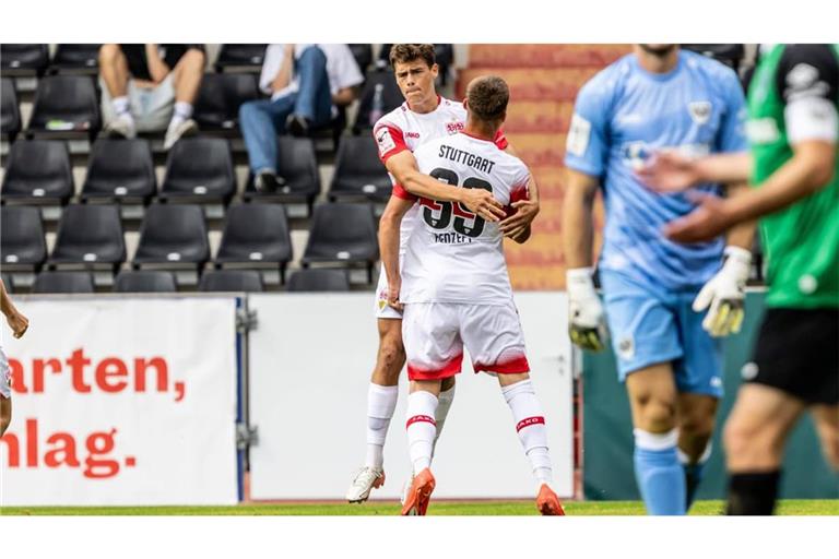 Hier ist die Welt des VfB II noch in Ordnung: Enis Redzepi (vorne) jubelt mit dem Torschützen Lauri Penna. Am Ende verlieren die Stuttgarter aber mit 1:2 gegen Preußen Münster.