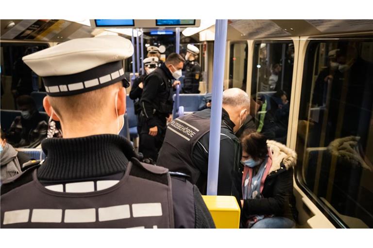 Hier kontrolliert die Polizei im Dezember 2021 in Stuttgarter Stadtbahnen die Maskenpflicht. Gibt es solche Aktionen künftig auch im Hinblick auf Messer und andere Waffen?