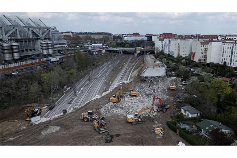 Hier stand bis vor kurzem noch eine Brücke: Die marode Ringbahnbrücke auf der A100 in Berlin wird abgerissen, weil sie zum Sicherheitsrisiko geworden war.