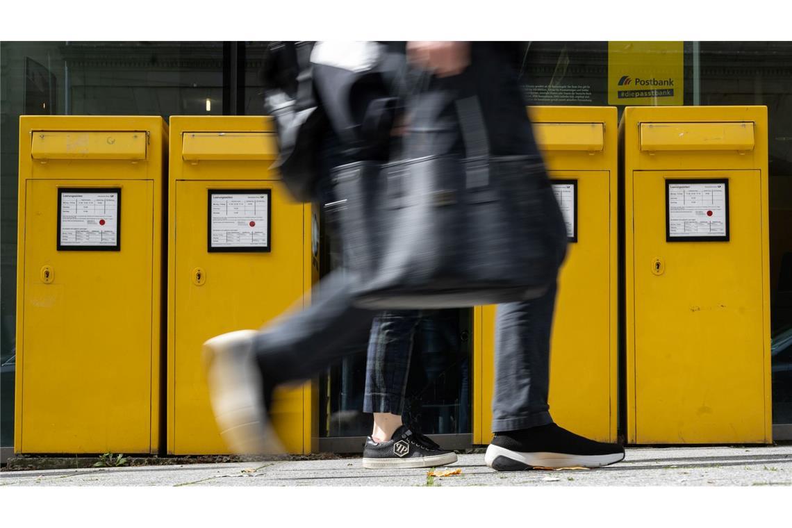 Anzahl der Post-Beschwerden steigt auf Höchstwert Hier stehen vier Briefkästen nebeneinander, anderswo sind sie spärlicher präsent.