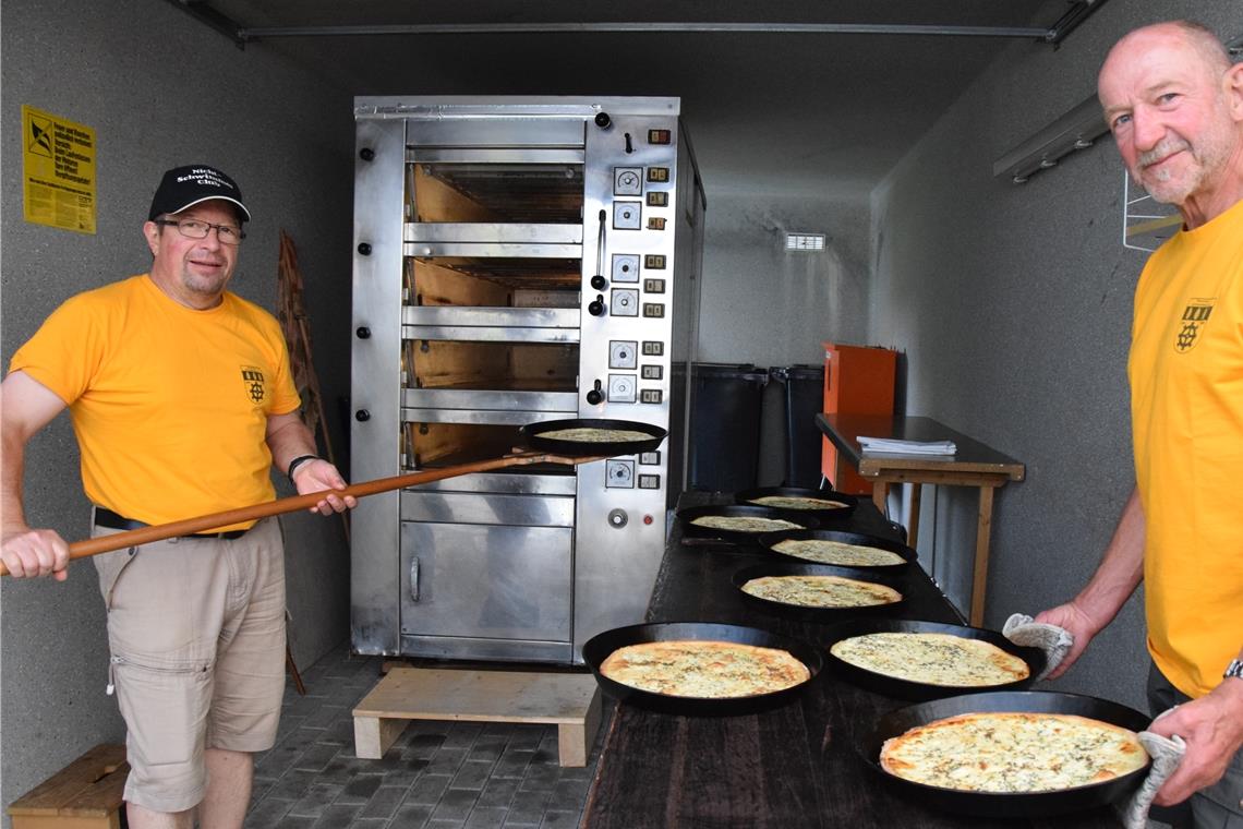 Neues und Bekanntes beim Salzkuchenfest in Kirchenkirnberg Hier werden die Salzkuchen gebacken von Peter Ayass (links) und Rolf Abele. Fotos: Elisabeth Klaper