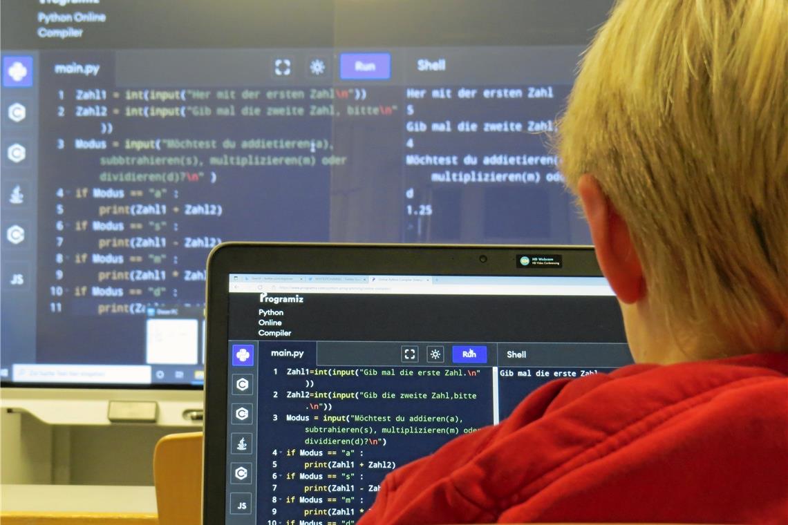 Dem Computer muss man alles sagen Hier wird an einem Taschenrechner gefeilt, der addieren, subtrahieren, multiplizieren und dividieren kann. Mit der browserbasierten Version des Programmiertools lässt sich auch gleich testen, ob die Sache geklappt hat und der Rechner tut, was er soll. Foto: C. Schick