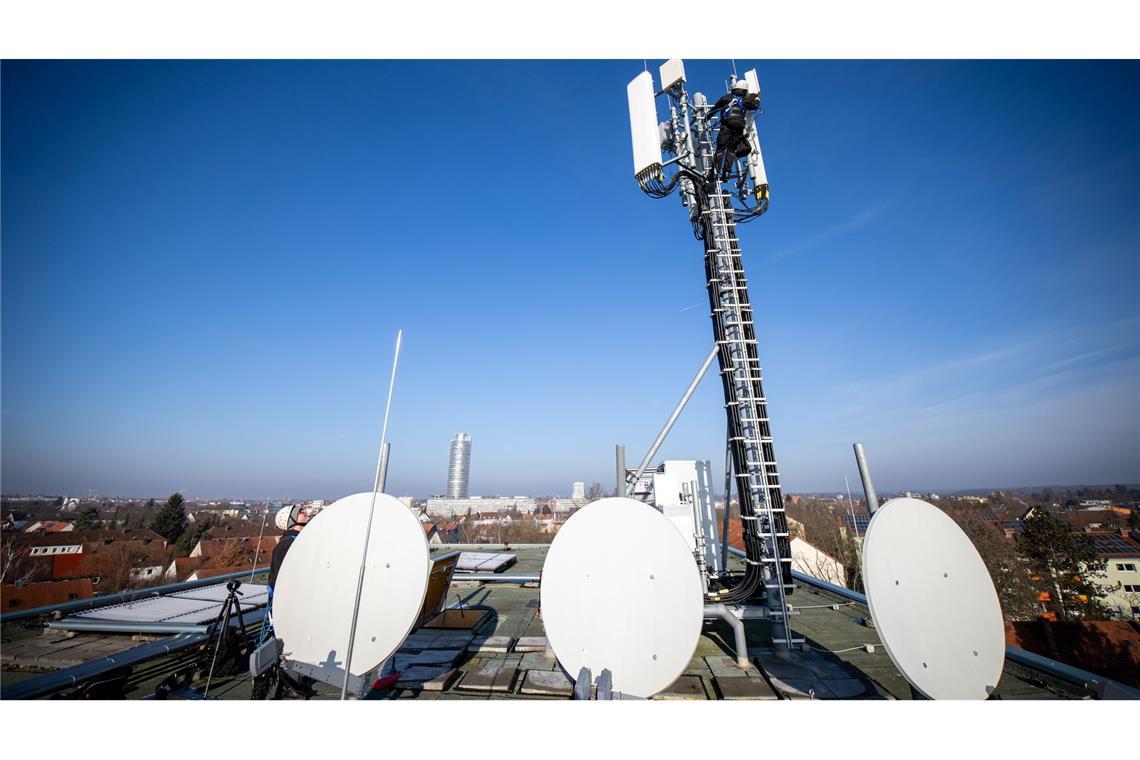 Deutschlands Handynetze müssen besser werden Hier wird ein Telekom-Funkmast verbessert - anderswo haben die Netzbetreiber solche Arbeiten noch vor sich. (Archivbild)