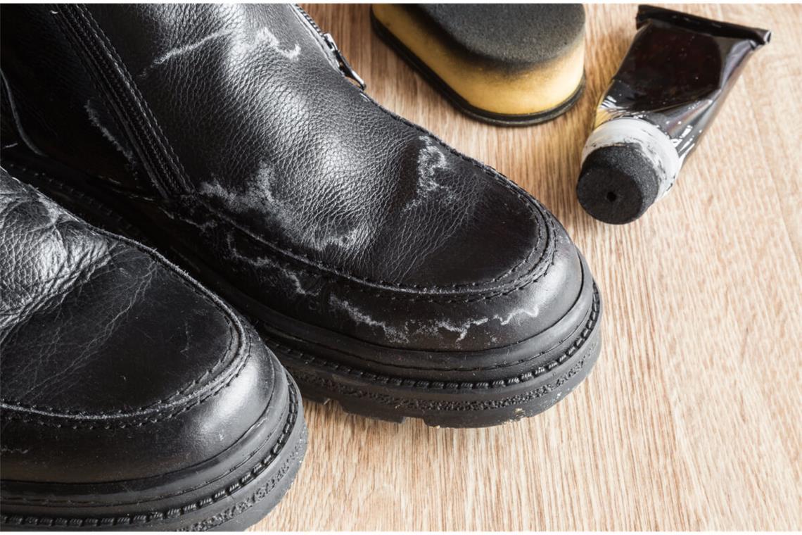 Schneeränder von Schuhen entfernen - So geht's Hier zeigen wir Ihnen 6 Tipps, wie man schnell & einfach Salz- und Schneeränder von Schuhen entfernen kann.