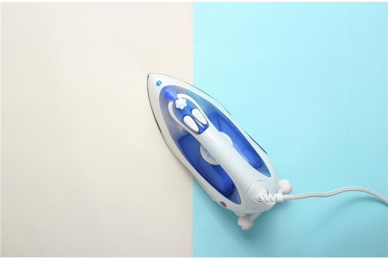 Hier zeigen wir Ihnen, wie man auch ohne Laminiergerät Folien laminieren kann. 2 Möglichkeiten im Überblick.