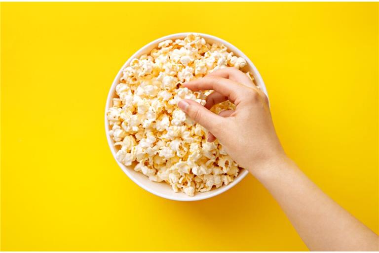Hier zeigen wir Ihnen, wie Sie Popcorn wieder frisch und knusprig machen können. (3 einfache Möglichkeiten)