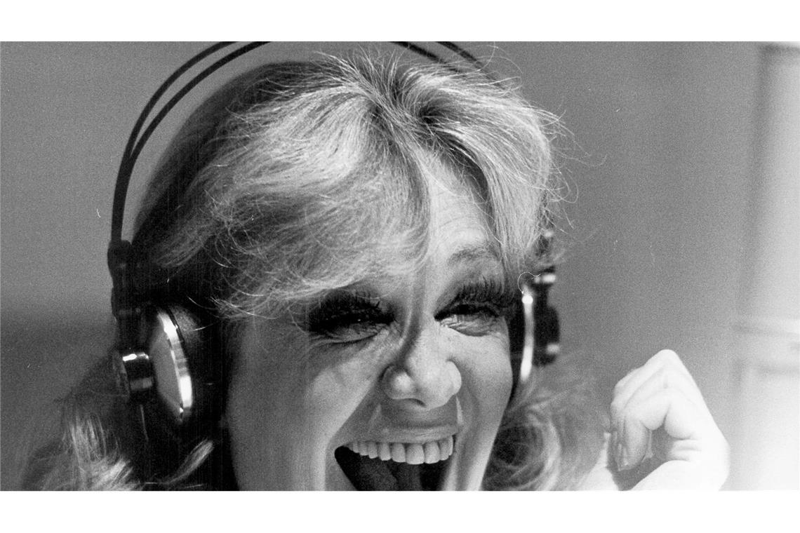 Hildegard Knef lacht bei einer Aufnahme im Plattenstudio in München. (Archivfoto)