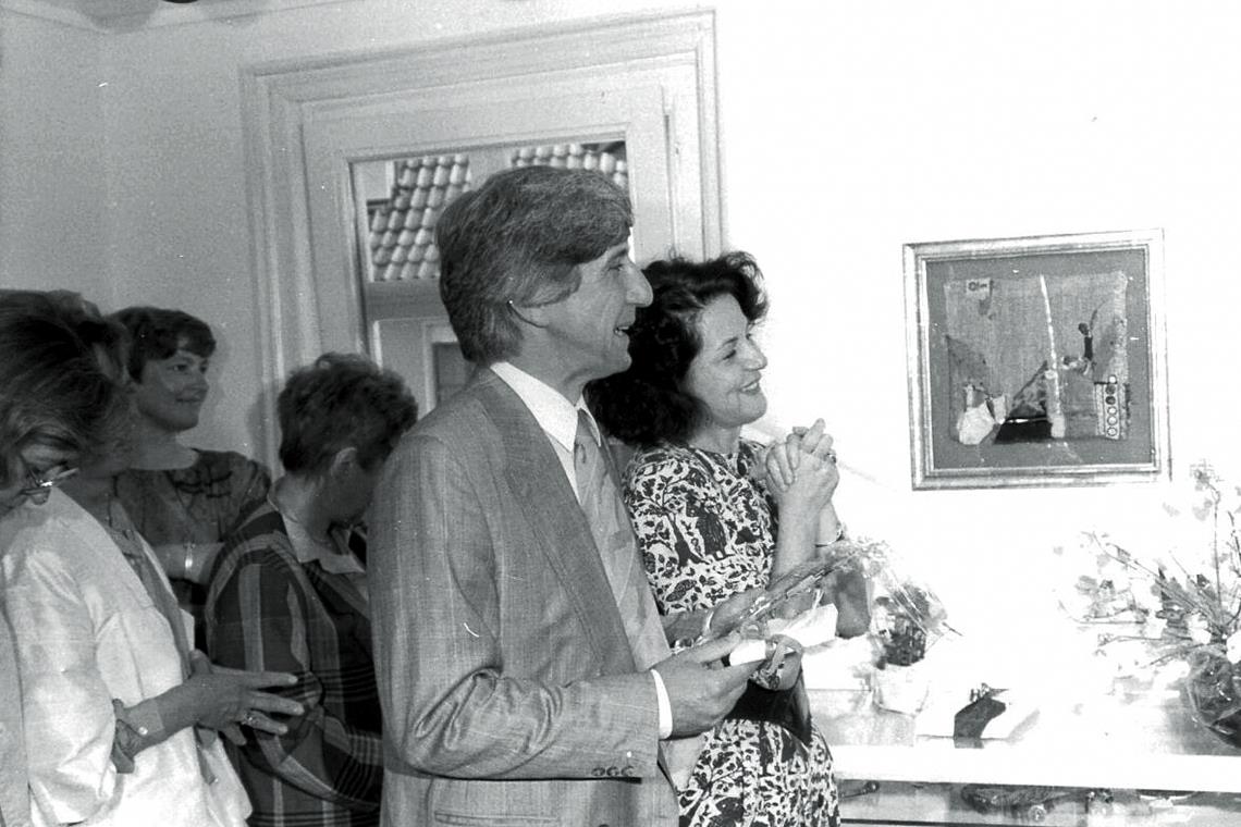 „Oase der Schönheit und Besinnlichkeit“ Hildegard und Jacques Monier vor einem Bild der Murrhardter Künstlerin Gretel Doderer im Frühjahr 1987. Fotos: privat