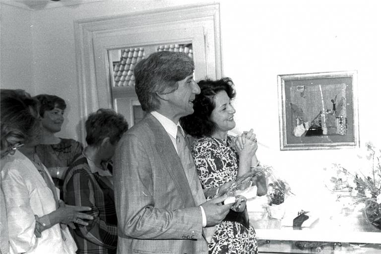 Hildegard und Jacques Monier vor einem Bild der Murrhardter Künstlerin Gretel Doderer im Frühjahr 1987. Fotos: privat