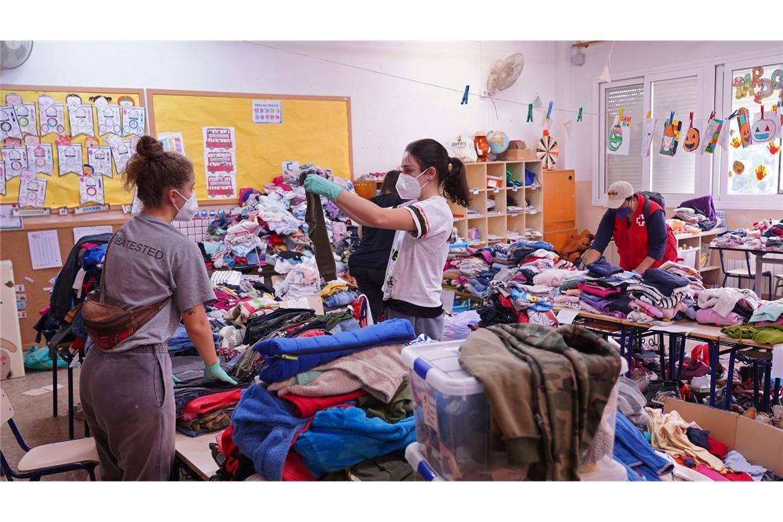 Bilder des Tages Hilfe und Spenden für die Flutopfer: Helfer sortieren Kleidung für die von den Überschwemmungen betroffenen Menschen in einer Schule im spanischen Valencia.