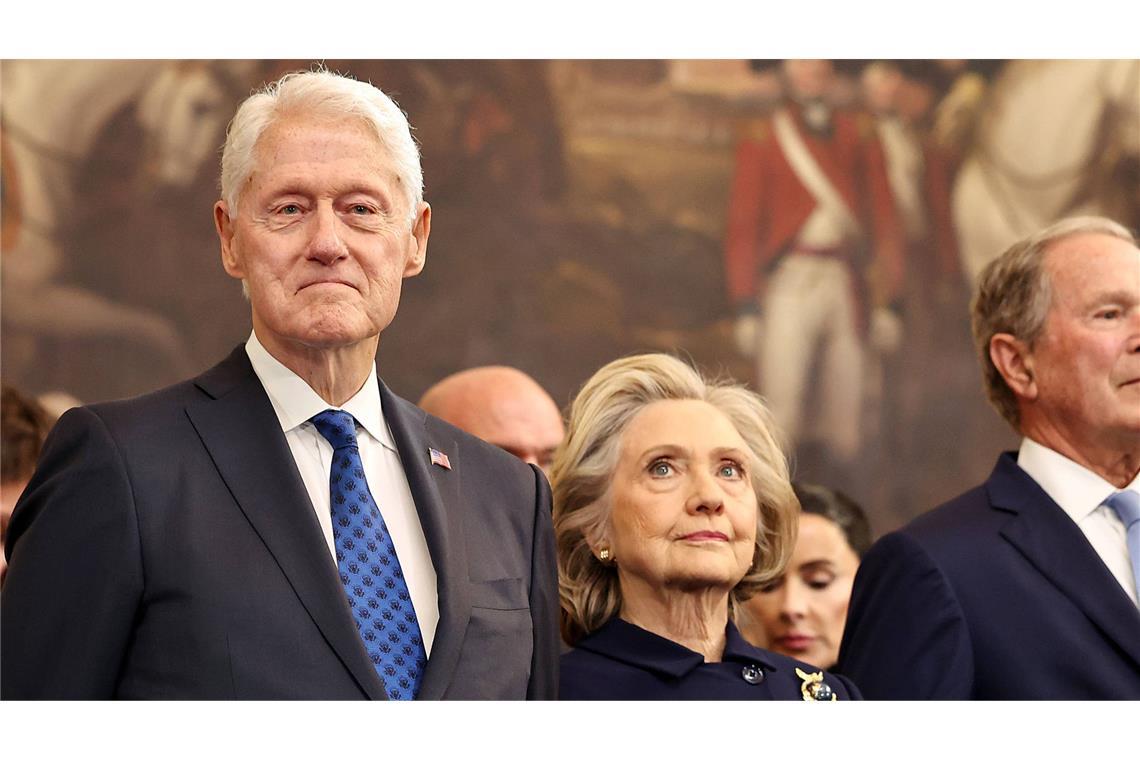 Bill und Hillary Clinton sollen aussagen Hillary Clinton erhielt von dem Gremium eine Vorladung für den 9. Oktober, um dort auszusagen. Bill Clinton soll am 14. Oktober erscheinen. (Archivbild)