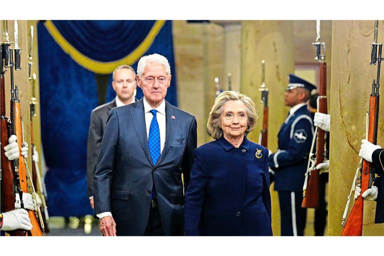 Hillary Clinton (rechts) soll am Donnerstag vor dem US-Kongress zum Epstein-Skandal aussagen. Ex-Präsident Bill Clinton folgt am Freitag.  (Archivbild)