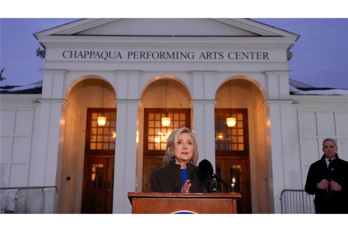 Hillary Clinton trat nach ihrer Befragung vor die Presse, Bill Clinton nach seiner nicht.