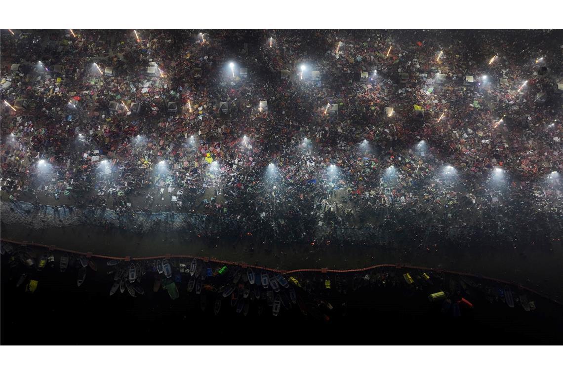 Bilder des Tages Hinduistische Gläubige am Ufer des Sangam, des Zusammenflusses von Ganges, Yamuna und dem mythischen Saraswati, am Vorabend des Mauni Amavasya oder Neumondtages während des Maha Kumbh Mela Festivals.