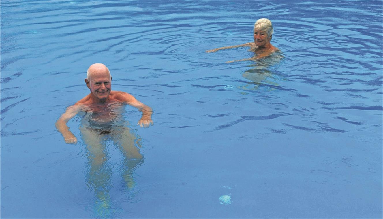 Freikörperkultur – Schönheit und Wagnis Hinein ins Nass: Heinz und Margret drehen im Pool einige Runden. Auf dem Gelände können die Mitglieder Wasser, Natur und Luft genießen.