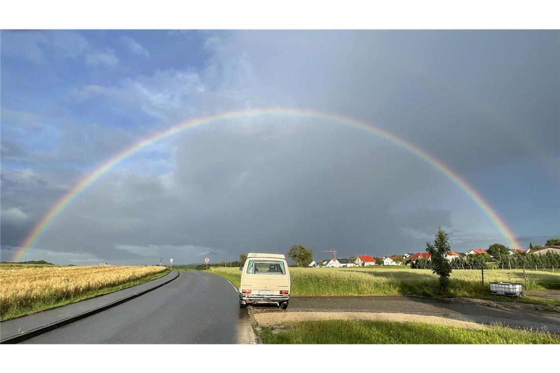 Ein Kumpel namens Bulli Hinter dem Asphalt ist der Strand. Ein T 3 nach einem Gewitter, das nicht nur sich, sondern auch den Bus gewaschen hat.