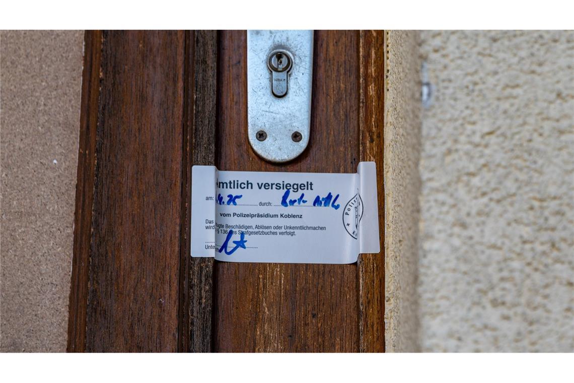 Leiche im Westerwald gefunden – mutmaßlicher Dreifachmörder? Hinter dieser Tür spielte sich die grausame Tat ab. (Archivbild)