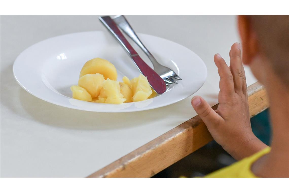 Wenn Menschen weder Erdbeeren noch Orangen essen können Hinter einem extrem wählerischen Essverhalten kann auch Arfid stecken. (Archivbild)