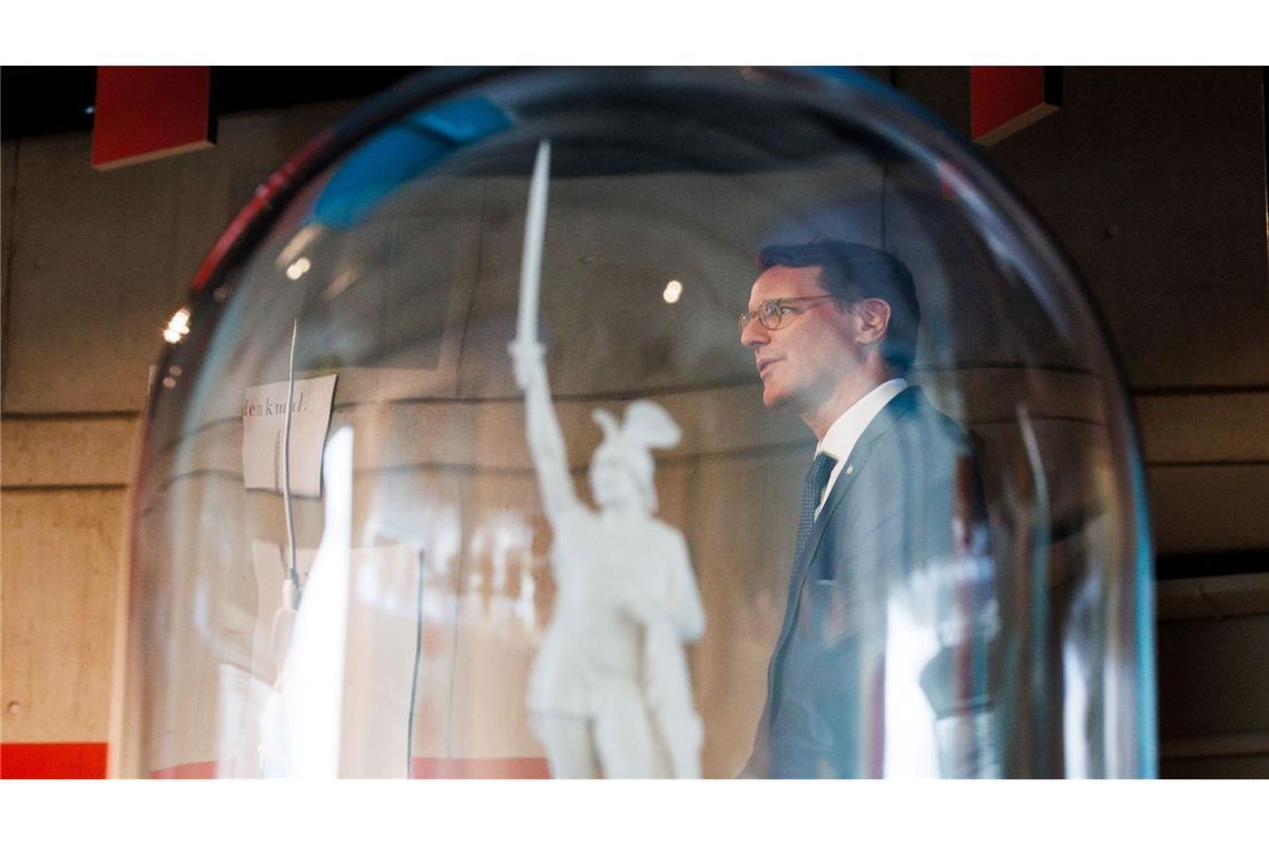 Bilder des Tages Hinter Glas: NRW-Ministerpräsident Hendrik Wüst besucht das„Hermanneum“. Mit Hilfe von modernen digitalen Anwendungen und einem großen Kino wird in dem Museum die Geschichte des Hermannsdenkmals und seines Vorbildes Arminius lebendig und anschaulich erzählt.