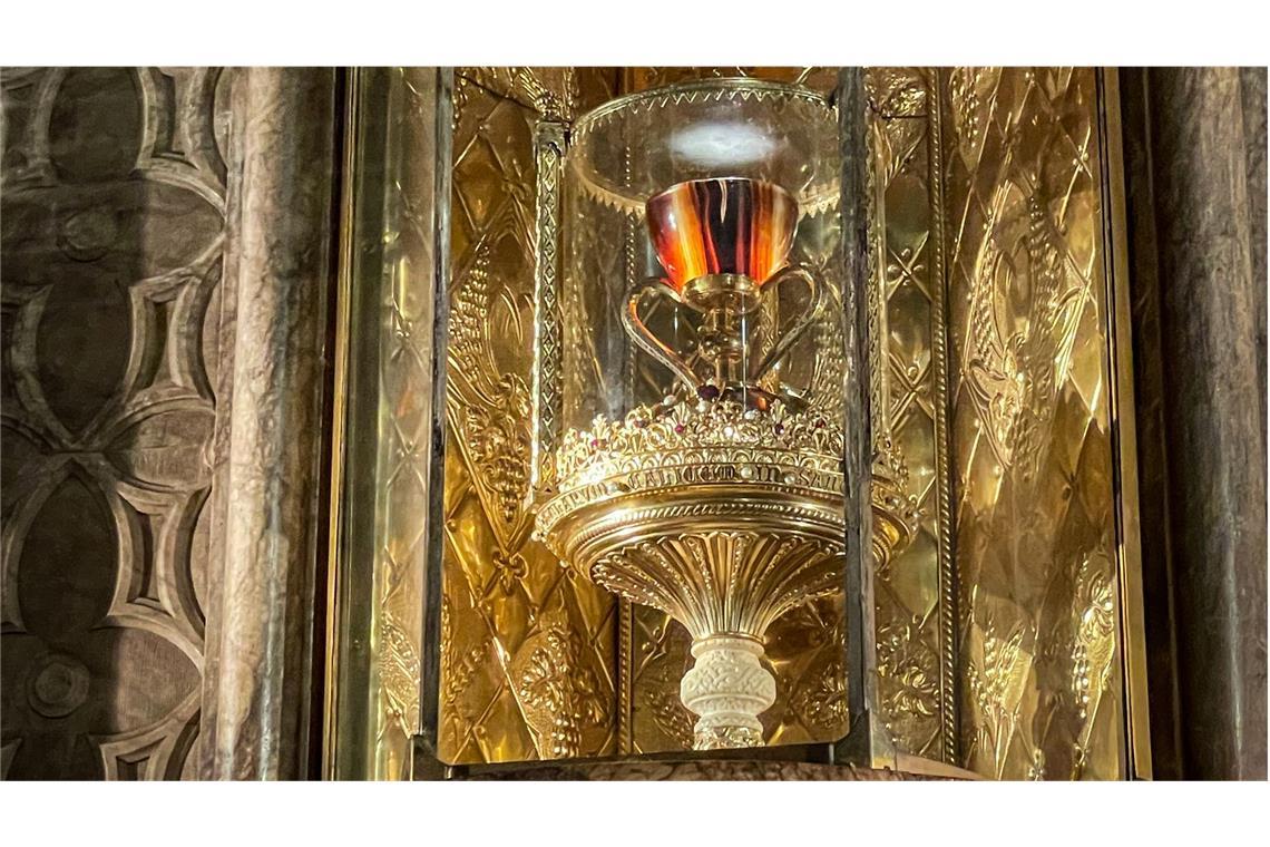 Auf der Suche nach dem Heiligen Gral in Valencia Hinter Panzerglas gesichert: der Kelch, mit dem Jesus angeblich das letzte Abendmahl gefeiert haben soll. Er befindet sich in einer Kapelle in der Kathedrale der spanischen Metropole Valencia.