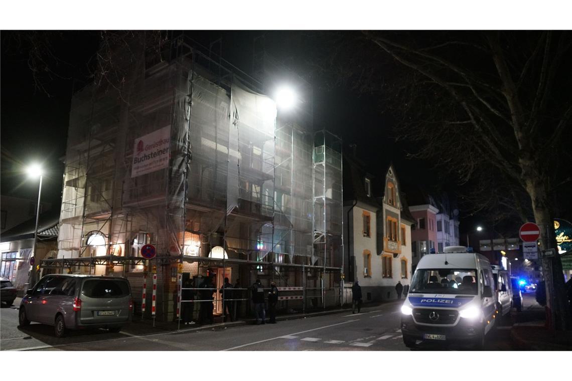Gaststätten in Göppingen durchsucht - wegen Bandenfehde Hintergrund der Durchsuchungen sind die Ermittlungen zu zwei rivalisierenden gewalttätigen Gruppierungen im Großraum Stuttgart.