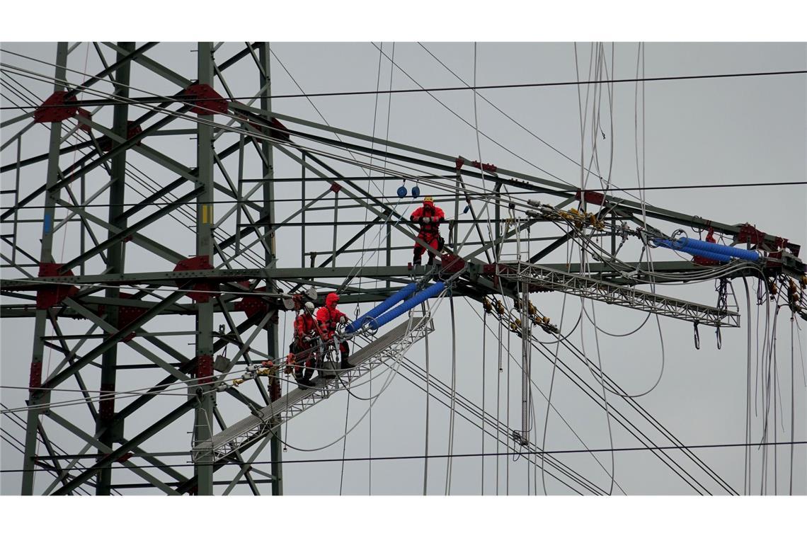 Strom durch Freileitung statt Erdkabel? Das wären die Folgen Hintergrund des Erdkabelvorrangs waren Sorgen vor "Monstertrassen". (Archivbild)