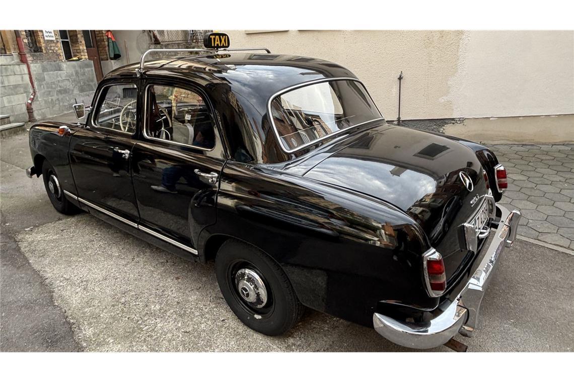 Hinterhofansicht mit Oldtimer