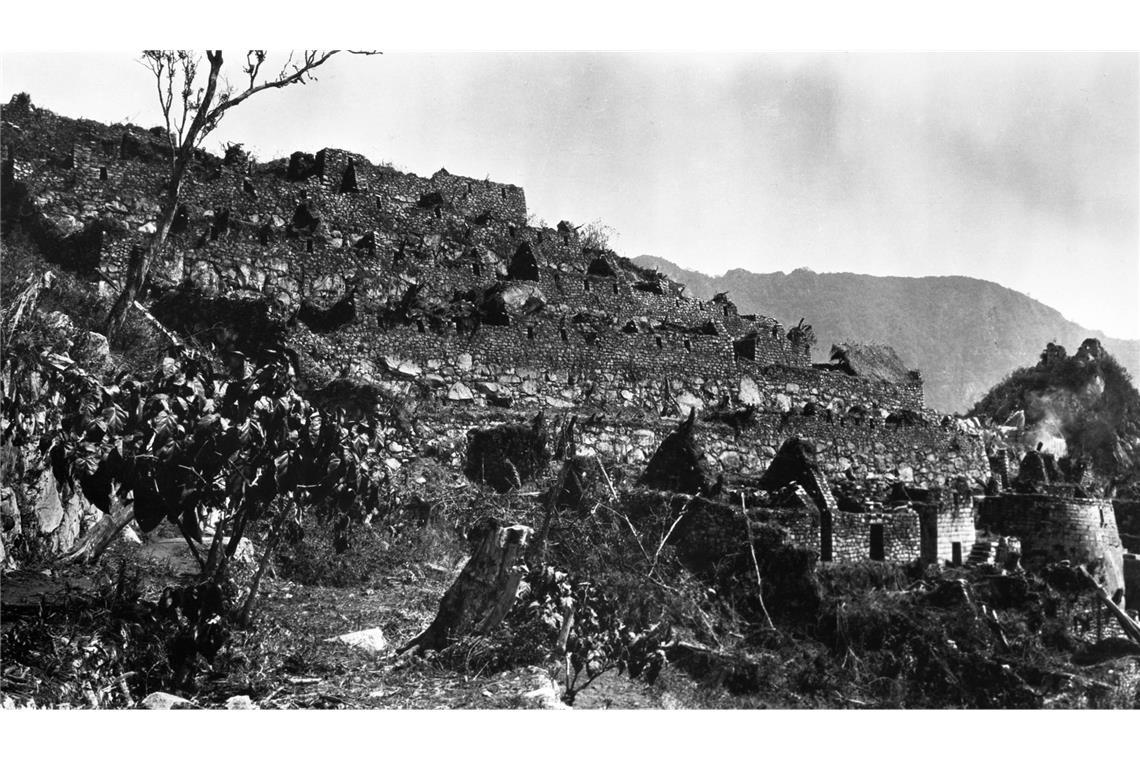 Hiram Bingham benötigte mit einer großen Schar an Helfern rund zwei Jahre, um Machu Picchu nach der Entdeckung am 24. Juli 1911 von der überwuchernden Vegetation zu befreien.