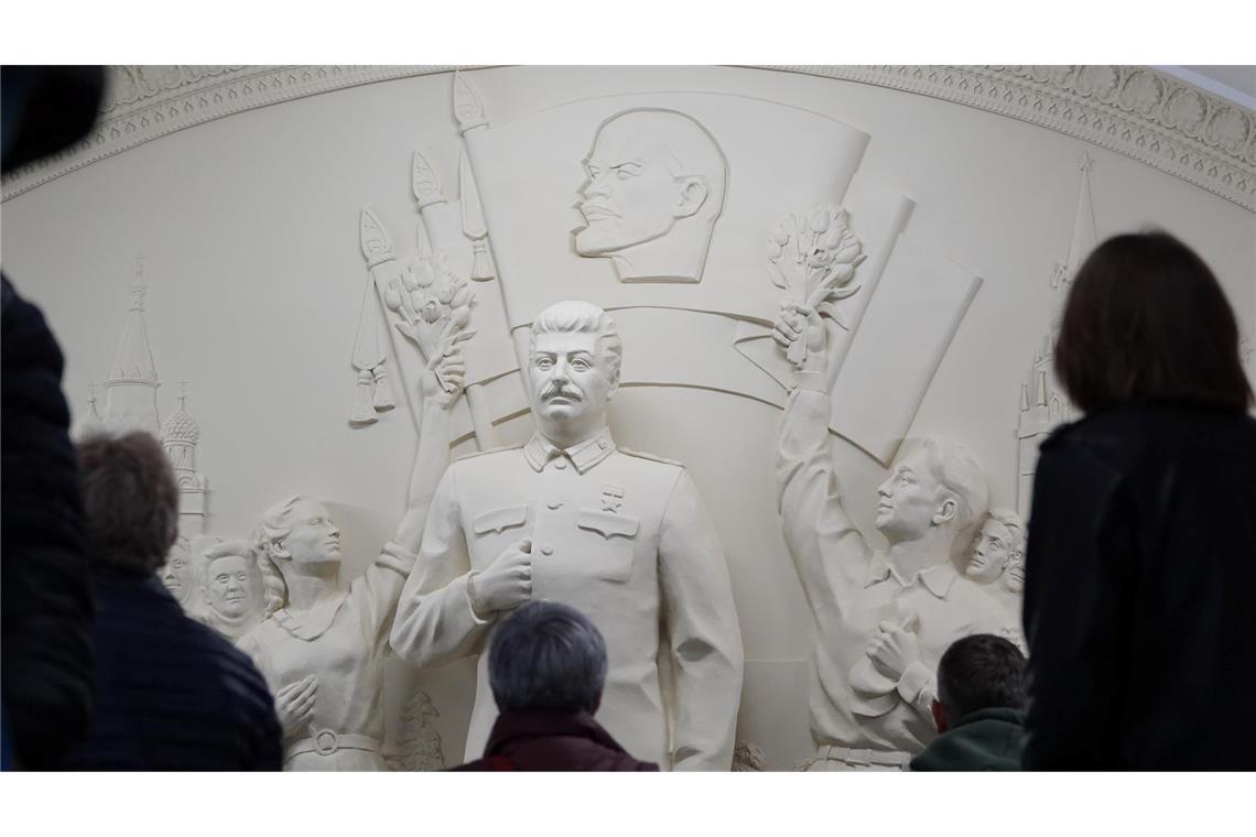 Stalin in der Metro - Zoff um Denkmal für Diktator in Moskau Historiker machen Sowjetdiktator Josef Stalin für den Tod von Millionen Menschen verantwortlich - nun erinnert ein Denkmal in der Moskauer Metro an ihn.