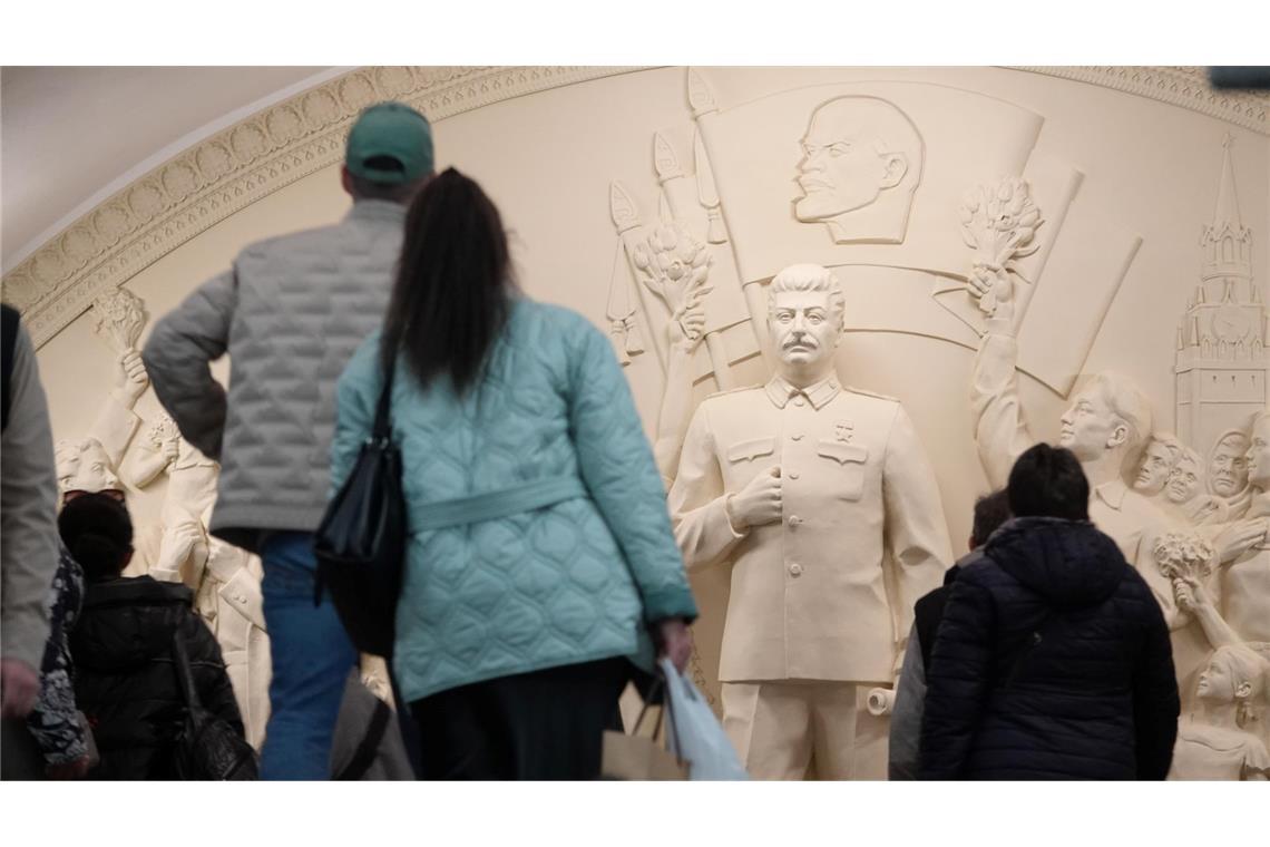 Stalin in der Metro - Zoff um Denkmal für Diktator in Moskau Historiker machen Sowjetdiktator Josef Stalin für den Tod von Millionen Menschen verantwortlich - nun erinnert ein Denkmal in der Moskauer Metro an ihn.