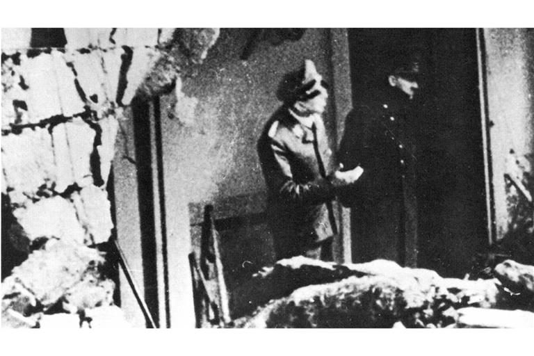 Hitler besichtigt die Trümmer der Reichskanzlei nach einem Luftangriff: Dieses Foto gilt als letzte Aufnahme des Diktators. Vermutlich entstand sie bereits vor seinem Geburtstag am 20. April 1945.