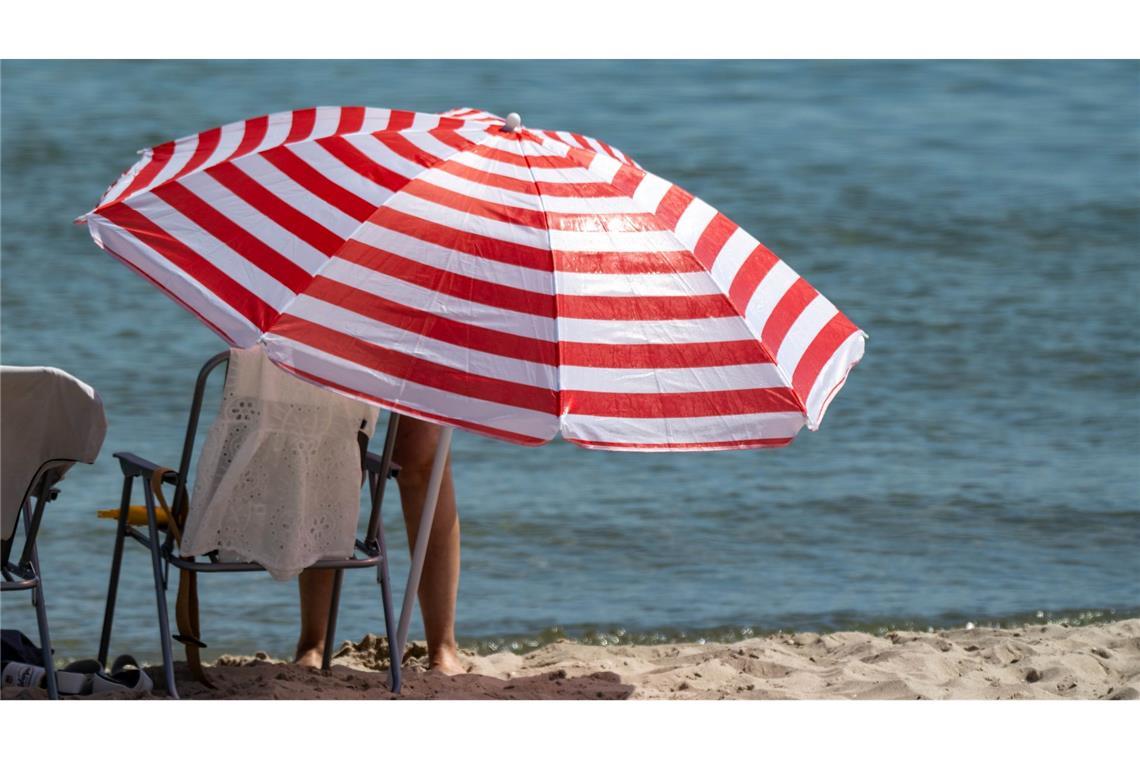 Hitze in Deutschland - Sonnenschirm am Strand des Seebades auf der Insel Rügen