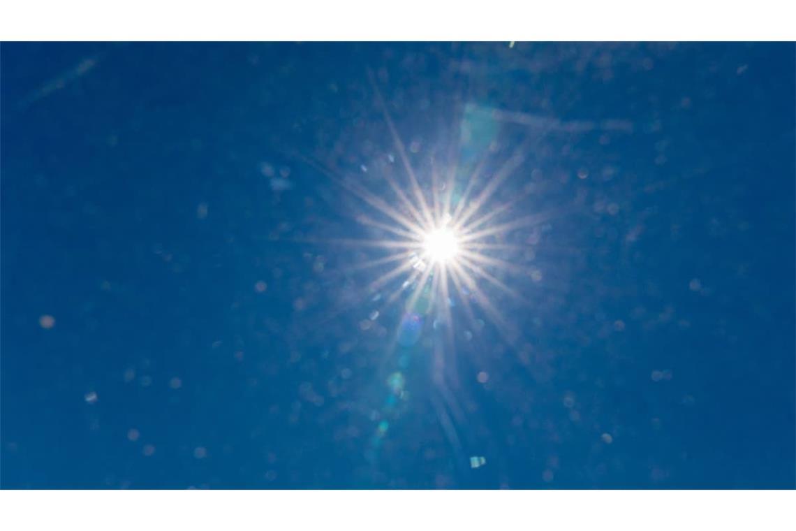 Hitze-Sommer: Die Sonne brennt vom Himmel und die gefährliche UV-Strahlung erreicht Höchstwerte.