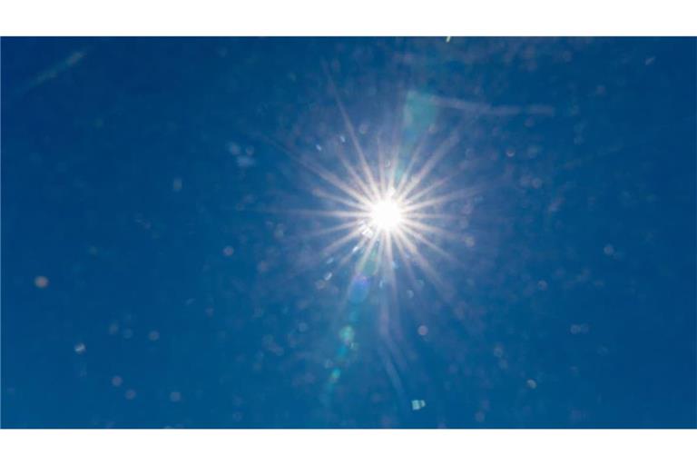 Hitze-Sommer: Die Sonne brennt vom Himmel und die gefährliche UV-Strahlung erreicht Höchstwerte.