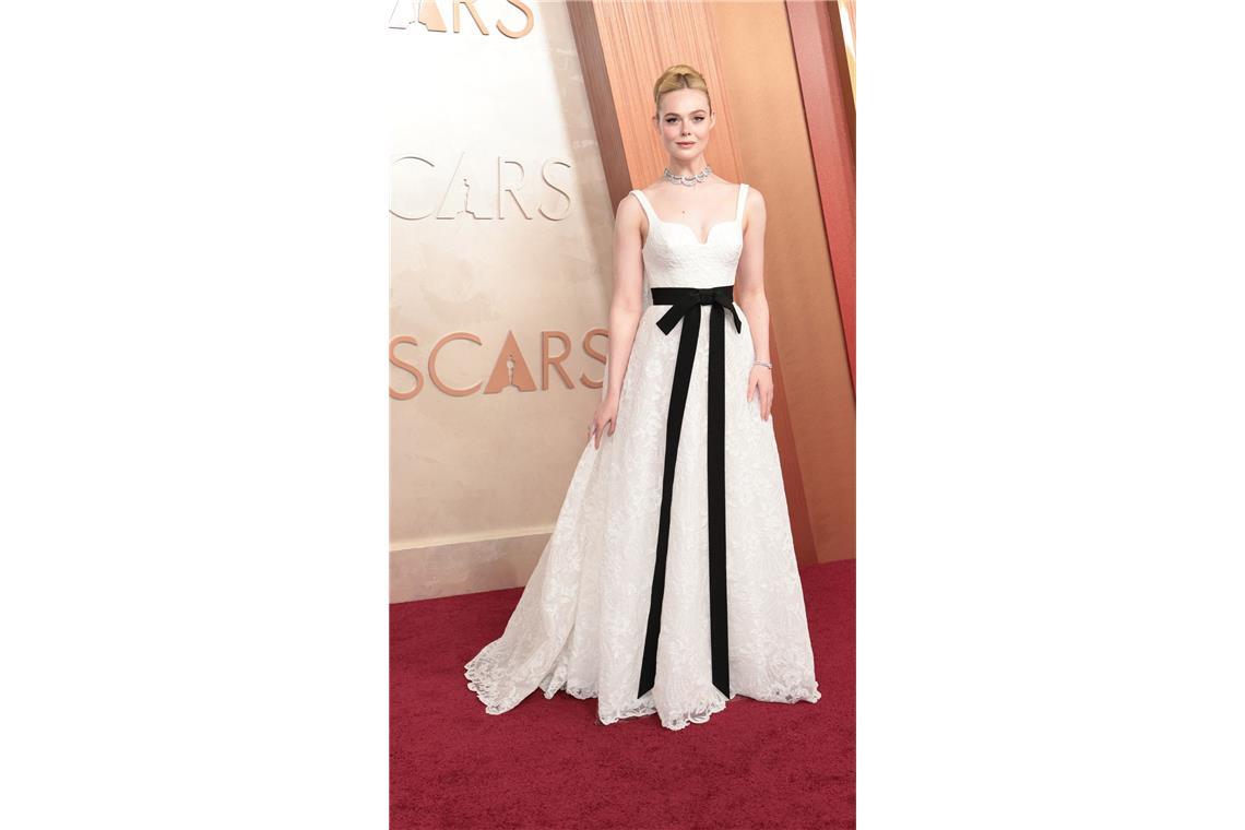 Lass funkeln – die schönsten (und schlimmsten) Oscar-Roben Hmm? Seit kurzem ist Sarah Burton (lange Zeit bei Alexander McQueen) Chefdesignerin bei Givenchy – und Elle Fanning trug zu den Oscars eine ihrer ersten Kreationen für die Franzosen. Allerdings wirkt die weiße Robe durch die Spitze sehr Brautkleid-lastig. Retten kann das auch die schwarze Schleife nicht.