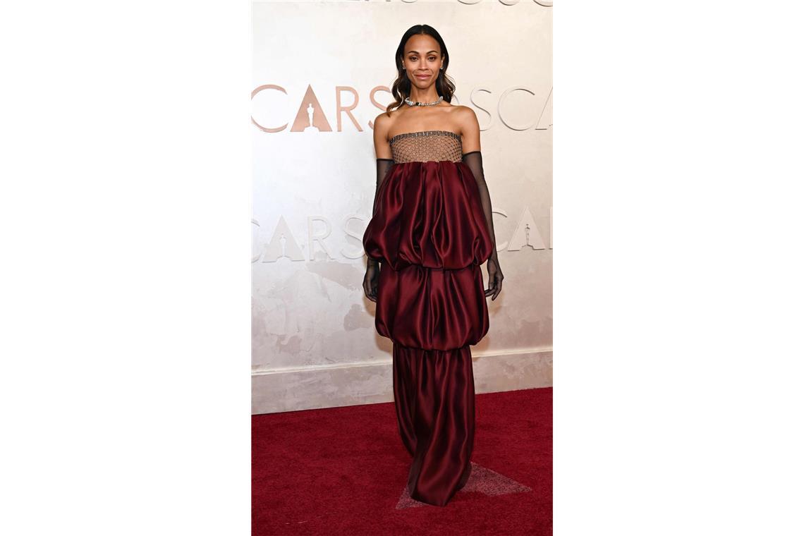 Lass funkeln – die schönsten (und schlimmsten) Oscar-Roben Hmm? Zoë Saldaña wird es verkraften können, dass sie mit diesem gelinde gesagt seltsamen burgunderroten Kleid mit Ballon-Stufen von Saint Laurent modisch keinen Blumentopf gewinnen konnte – schließlich gab es für die 46-Jährige den Oscars als beste Nebendarstellerin.
