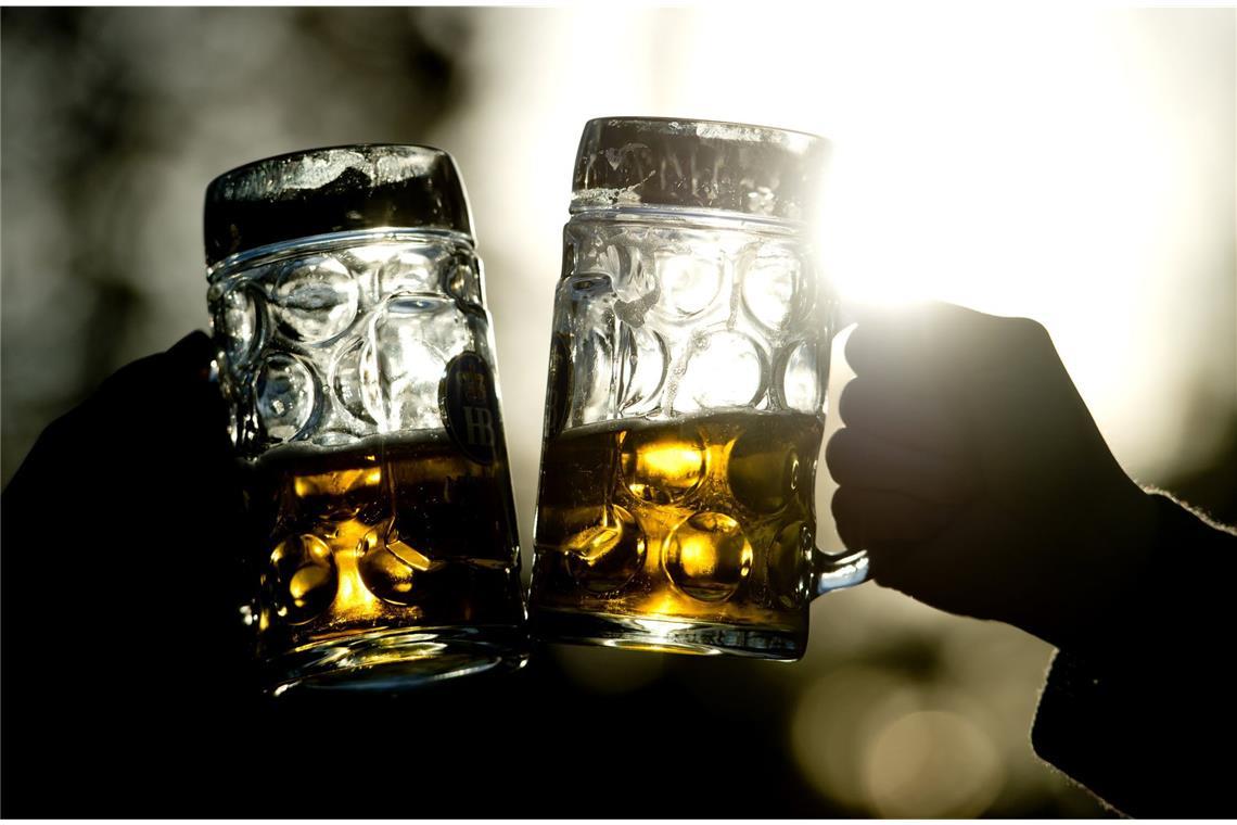 Warum ist man durstig nach dem Bier? Hoch die Krüge: Ein paar Maß auf dem Wasen gehen beim stolzen Preis von 10,30 Euro nicht nur ins Geld, sondern hinterlassen auch einen ordentlichen Kater.